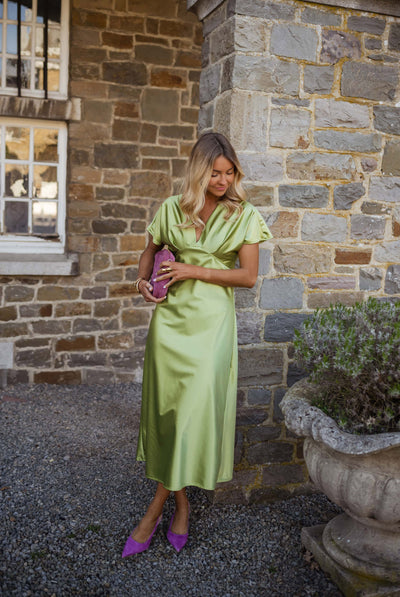 Léonie™ | La Robe Satinée à Col V