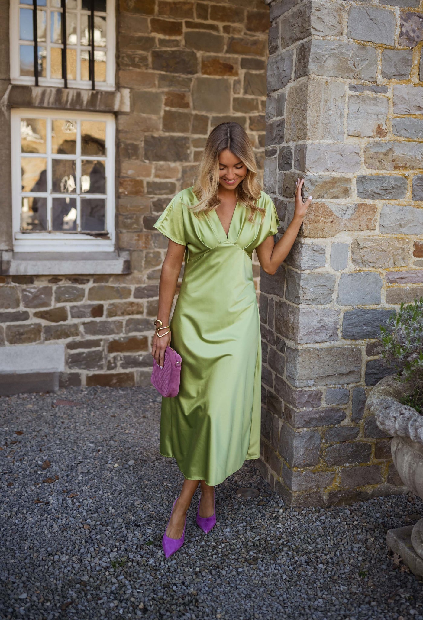Léonie™ | La Robe Satinée à Col V